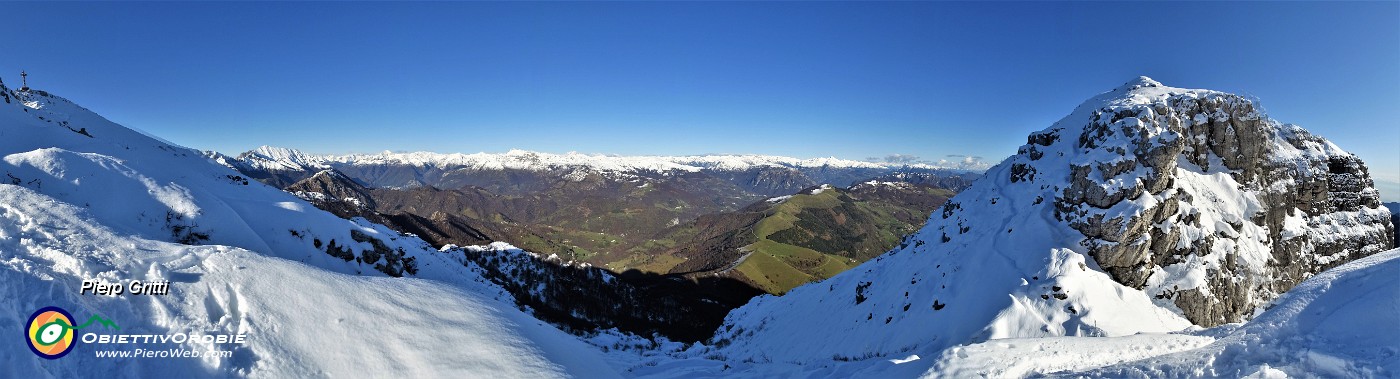 86 Tra cima del Resegone a sx,  Pizzo Daina a dx, Costa del Pallio e Orobie al centro.jpg